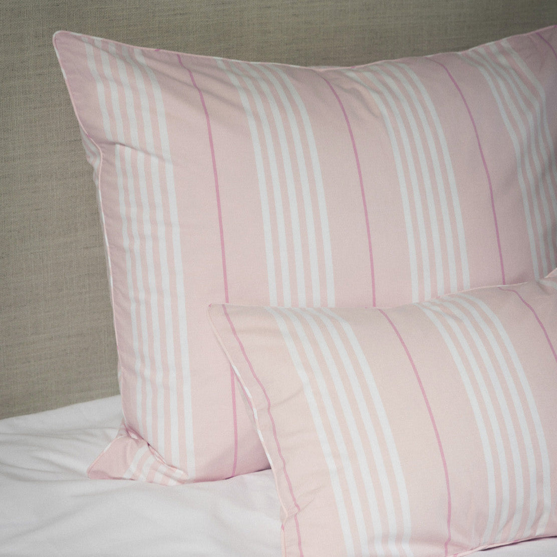 Putetrekket Camicia fra Mille Notti kommer i tre fargevarianter – rosa, lyseblå og beige – alle med et stripemønster som gir en raffinert fargekontrast.