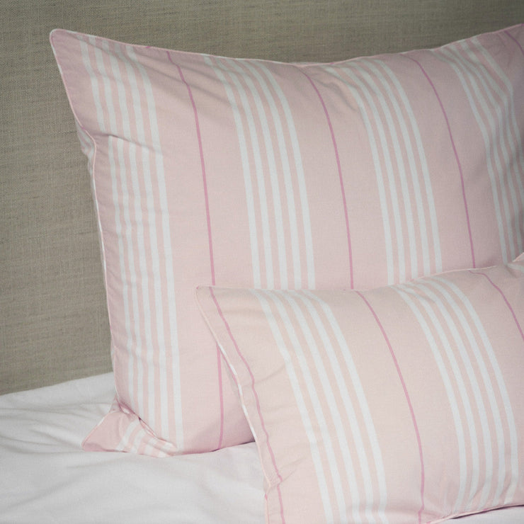 Putetrekket Camicia fra Mille Notti kommer i tre fargevarianter – rosa, lyseblå og beige – alle med et stripemønster som gir en raffinert fargekontrast.