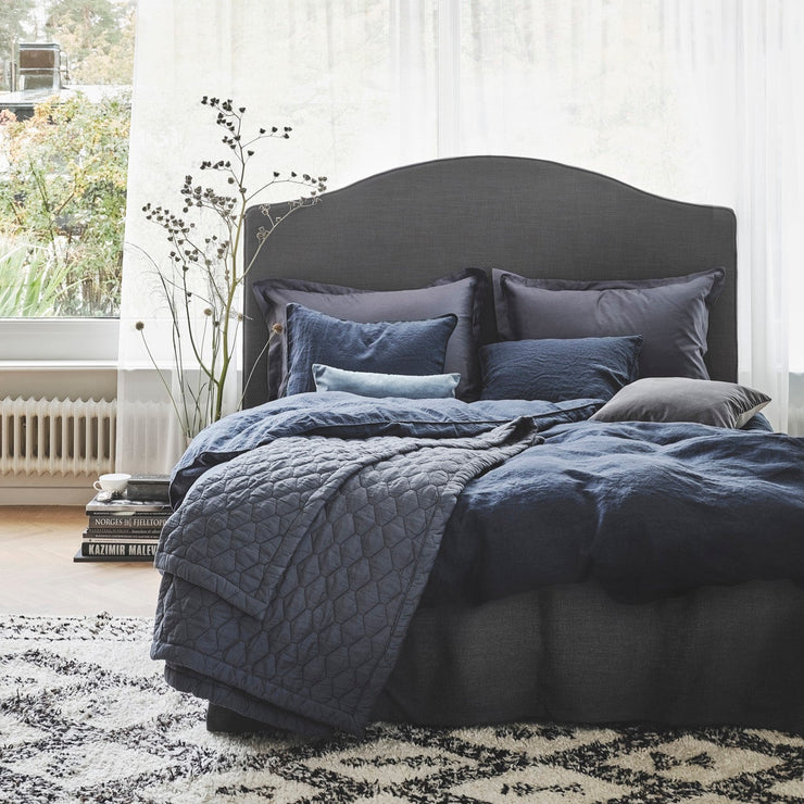Sengegavlen Carlita Linen fra Mille Notti tilfører et mykere uttrykk på soverommet, og er et enkelt grep som gjør stor forskjell.