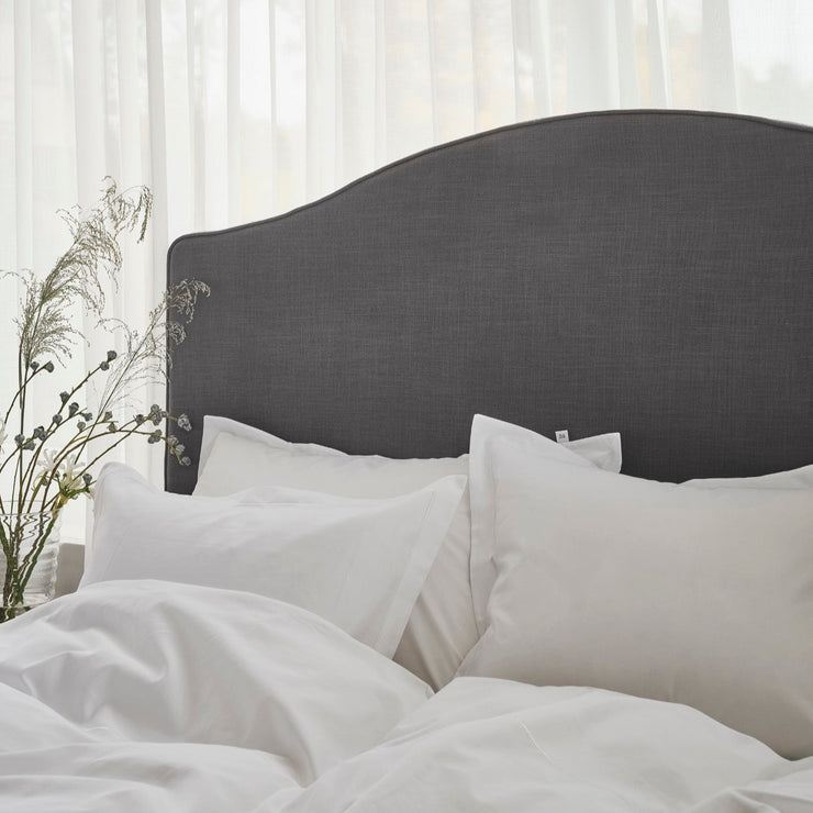 Sengegavlen Carlita Linen fra Mille Notti er trukket i tre lune lintekstiler i ulike størrelser, velg mellom natur/beige, ivory/grå eller mørk grå.