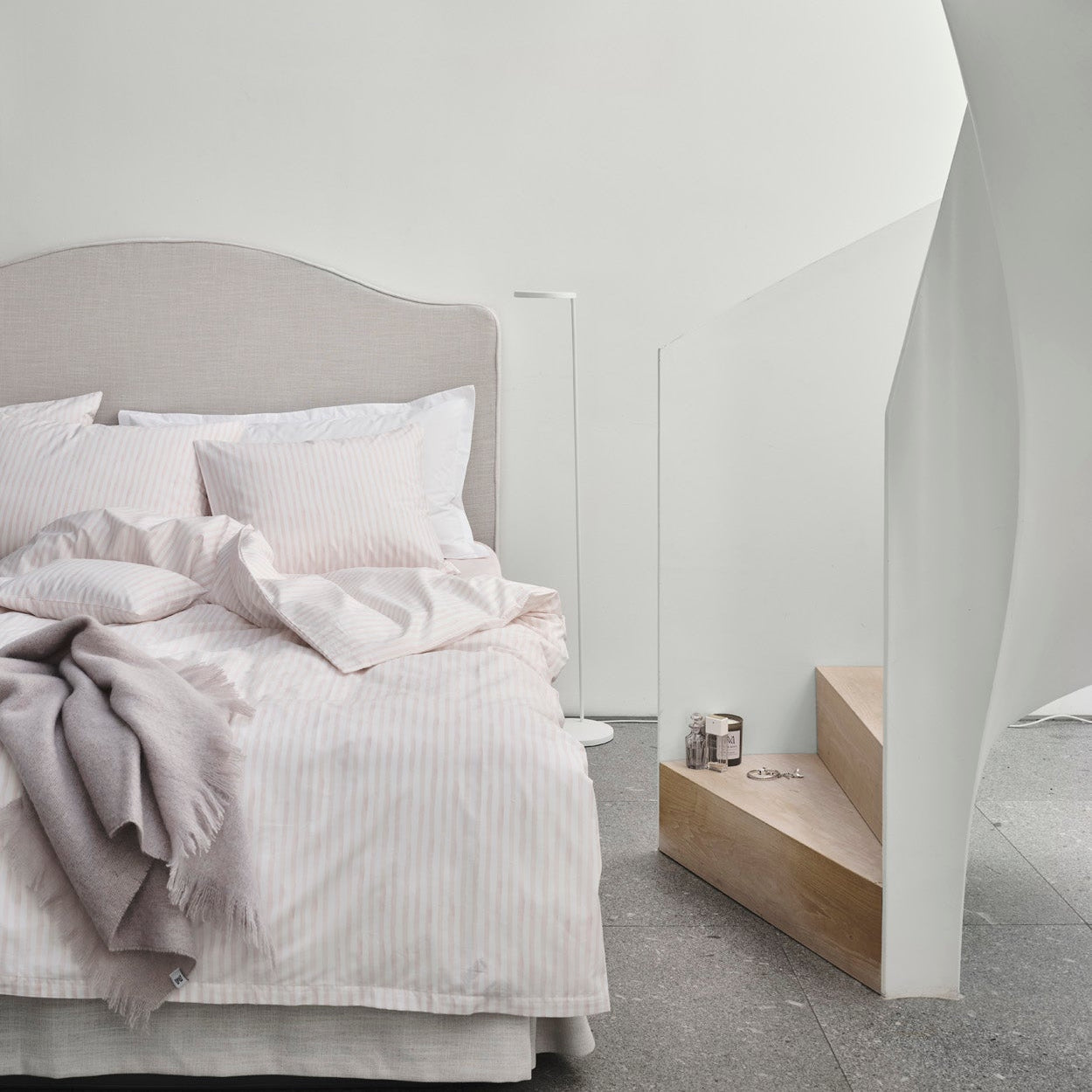 Sett prikken over i-en på soverommet med en myk og deilig sengegavl fra Mille Notti! Sengegavlen Carlita Linen har en elegant, avrundet form med dekorative bisebånd langs kanten.