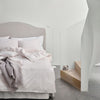 Sett prikken over i-en på soverommet med en myk og deilig sengegavl fra Mille Notti! Sengegavlen Carlita Linen har en elegant, avrundet form med dekorative bisebånd langs kanten.
