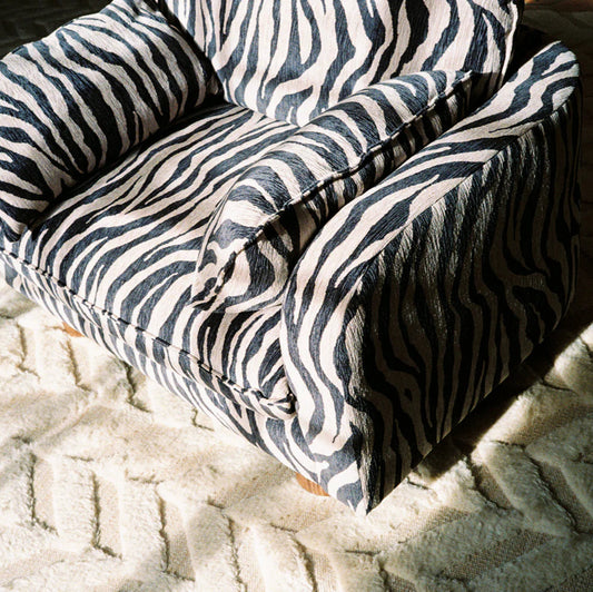 Miles Loveseat Zebra fra Dusty Deco