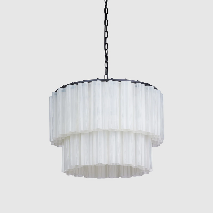 Lysekronen Fontaine Chandelier 2-layer fra norske Meublé smykker ethvert rom den henger i! Vi er spesielt begeistret for den med svart base og melkehvitt glass der de vakkert formede glassylinderne slipper lyset gjennom på en myk og delikat måte.