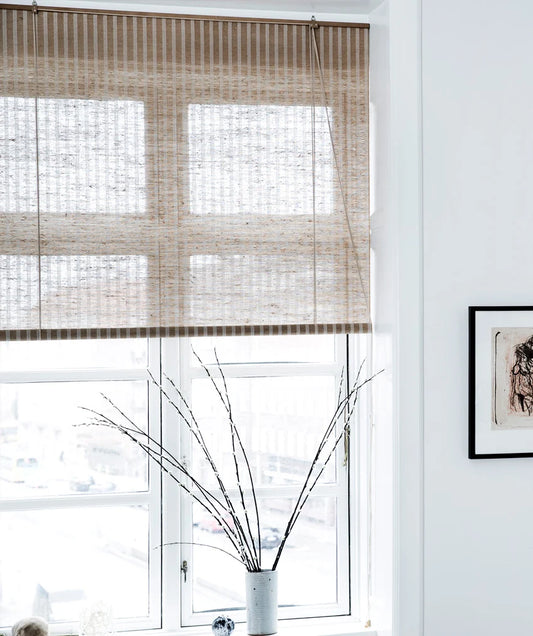 Rullegardinene fra Color&Co har ca. 50% lysinnslipp, og gjør seg perfekt når du bare ønsker å dempe lyset, men ikke stoppe det. Den er lett gjennomsiktig, slik at du demper innsyn, men beholder noe utsyn.