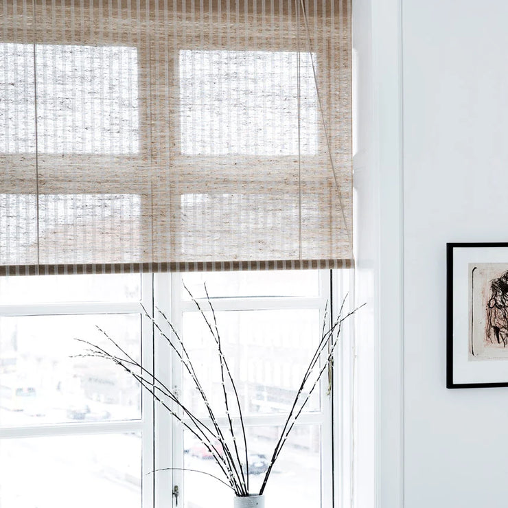 Rullegardinene fra Color&Co har ca. 50% lysinnslipp, og gjør seg perfekt når du bare ønsker å dempe lyset, men ikke stoppe det. Den er lett gjennomsiktig, slik at du demper innsyn, men beholder noe utsyn.