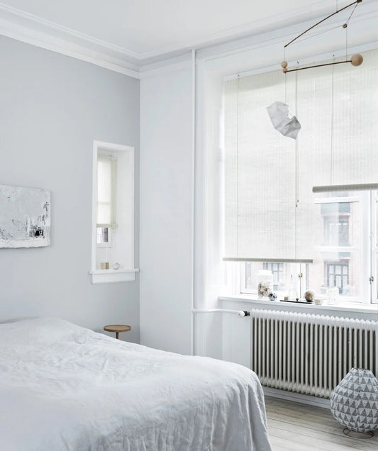 Rullegardinene i jute fra Color&Co har ca. 50% lysinnslipp, og gjør seg perfekt når du bare ønsker å dempe lyset, men ikke stoppe det. 