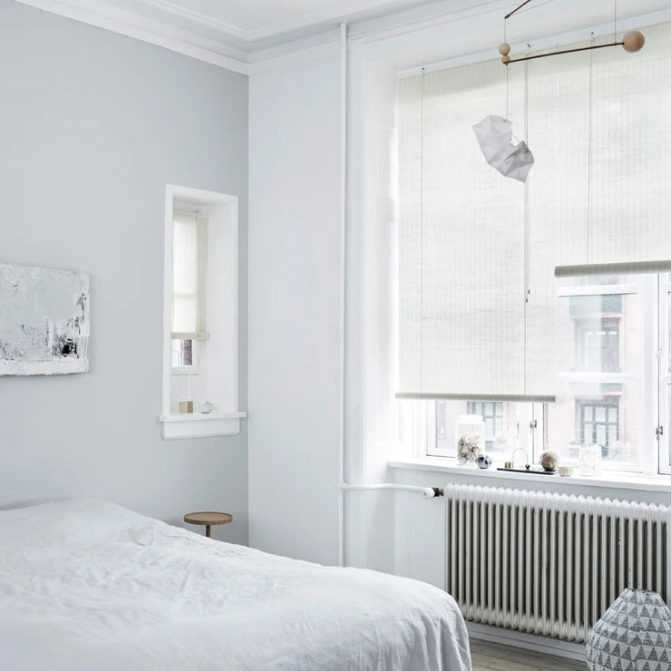 Rullegardinene i jute fra Color&Co har ca. 50% lysinnslipp, og gjør seg perfekt når du bare ønsker å dempe lyset, men ikke stoppe det. 