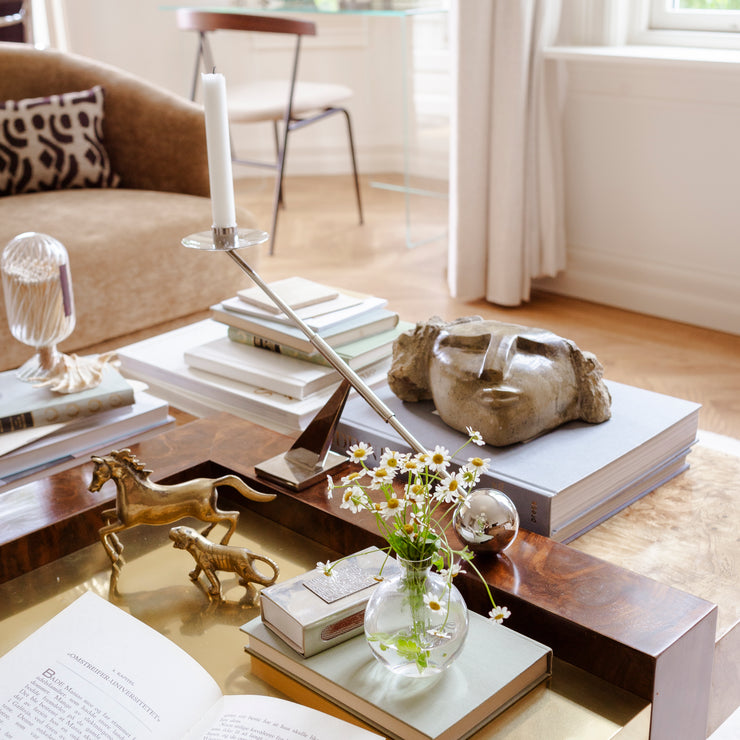 Cresta er et vintageinspirert, grafisk bord som iscenesetter de vakreste tingene du eier – de tingene som gjør hjemmet ditt til ditt.