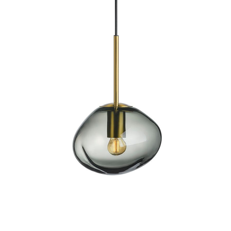 Taklampen Crystal Stone fra Hadeland Glassverk. Farge: Røkgrå, B250 mm, med messingfarget oppheng.