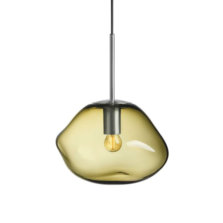 Taklampen Crystal Stone fra Hadeland Glassverk. Farge: Oliven, B300 mm, med stålfarget oppheng.