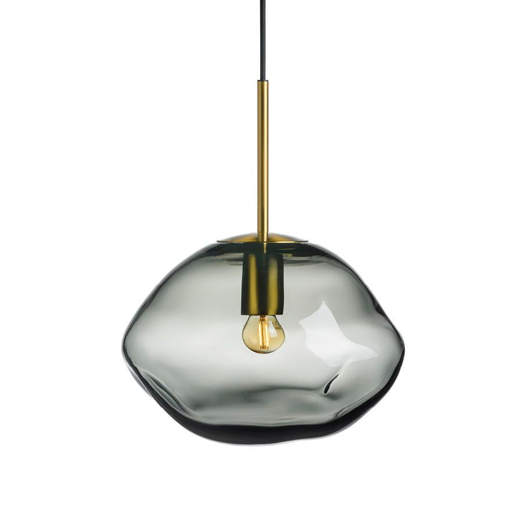 Taklampen Crystal Stone fra Hadeland Glassverk. Farge: Røkgrå, B300 mm, med messingfarget oppheng.