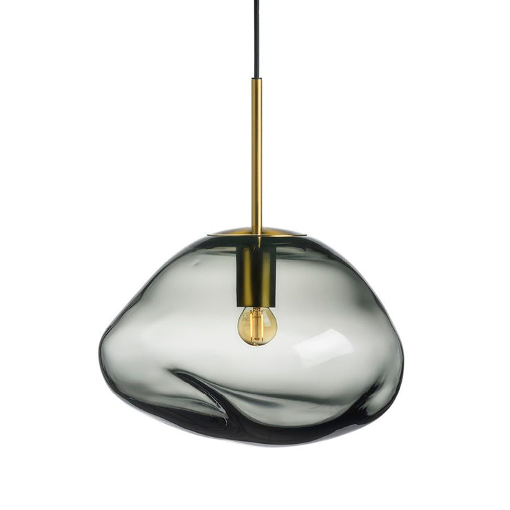Taklampen Crystal Stone fra Hadeland Glassverk. Farge: Røkgrå, B350 mm, med messingfarget oppheng.