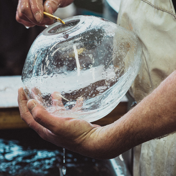 Hadeland Glassverk ble grunnlagt i 1762 og lampene munnblåses med de samme gamle teknikkene som for 260 år siden. Bobleeffekten får glassblåserne frem ved å drysse mineralpulver (soda) på formen, og varme den opp igjen, før den blåses ferdig. Alt håndverket som ligger bak gjør at hver lampe er helt unik!