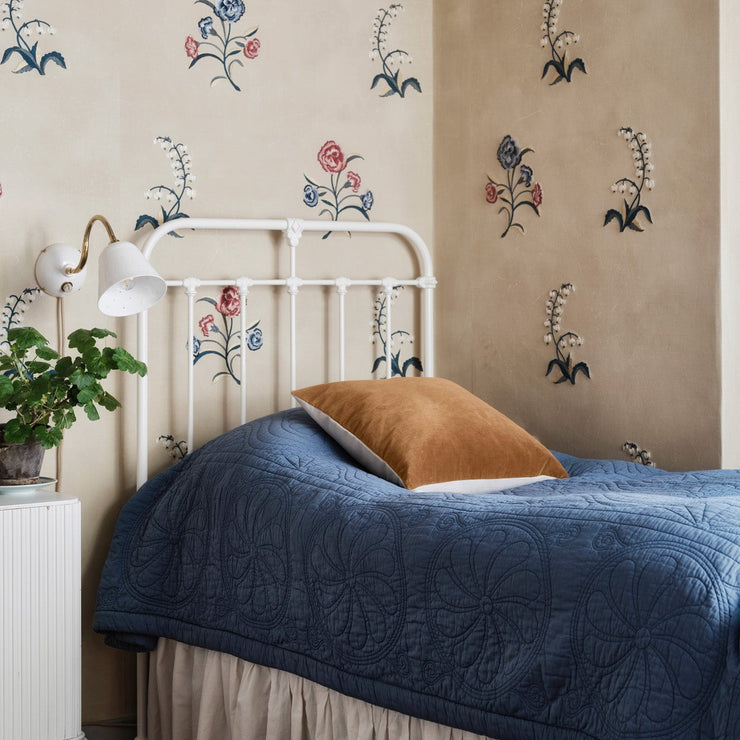 Sengeteppe Durham fra Mille Notti er inspirert av Durham quilts, som Beata selv har samlet på i en årrekke, og er tolket i et moderne uttrykk med kontrasterende fargenyanser.