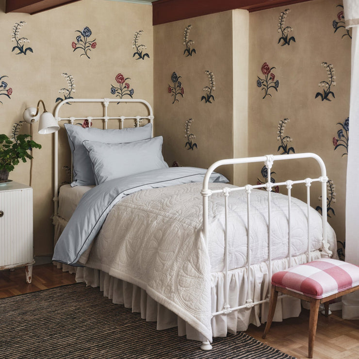 Sengeteppene Durham fra Mille Notti kommer i to størrelser, ett som passer perfekt til en enkeltseng og ett som passer perfekt til en dobbeltseng – 180x260 cm og 260x260 cm. Velg mellom tre ulike fargevarianter: hvitt/ivory, rust/gult eller blått/lyseblått.
