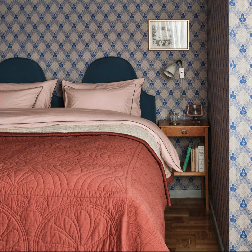 Sengeteppene Durham er designet av Beata Heuman for Mille Notti, og er et vakkert samarbeid som forener britisk eleganse med skandinavisk tekstiltradisjon.