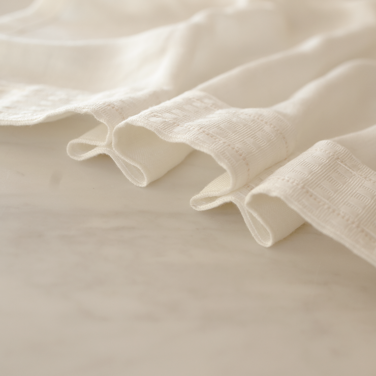 Gjør dette så langt det går / til du får jevne pene folder. Når du er ferdig lager du en enkel knute for å hindre at rynkene sklir ut igjen. Ikke klipp av trådene når du er ferdig. De kan du gjemme bak gardinen når den henger oppe.