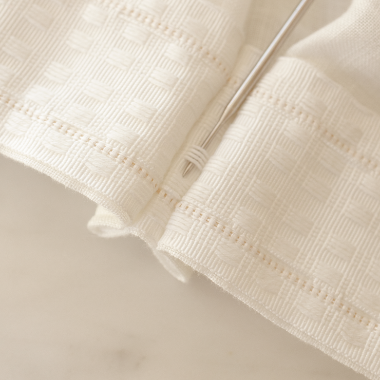 For jevn avstand mellom krokene: Sett inn én gardinkrok i midten av hver fold, samt én i hver ende av gardinen. Ta høyde for hvilket ‘høydetrinn’ som gir penest resultat. Dette varierer basert på høyde på skinne, eller om du har gardinstang. Som regel blir neste øverste trinn penest. Bruk samme høyde på alle kroker for rett oppheng.