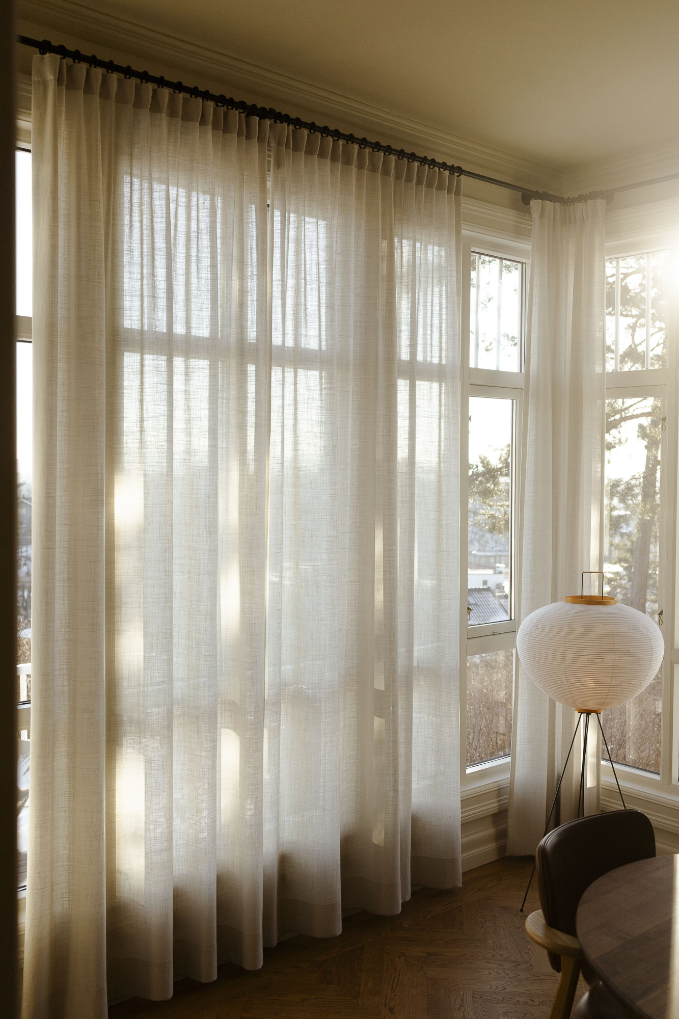 Gardin tynn lin Elegant er som navnet tilsier en tynn, elegant gardin laget av en myk blanding av 50 % lin og 50 % polyester. Den har et naturlig og lett uttrykk som gir rommet en behagelig og rolig atmosfære. Gardinen faller fint og slipper inn et mykt lys og oser av subtil eleganse.