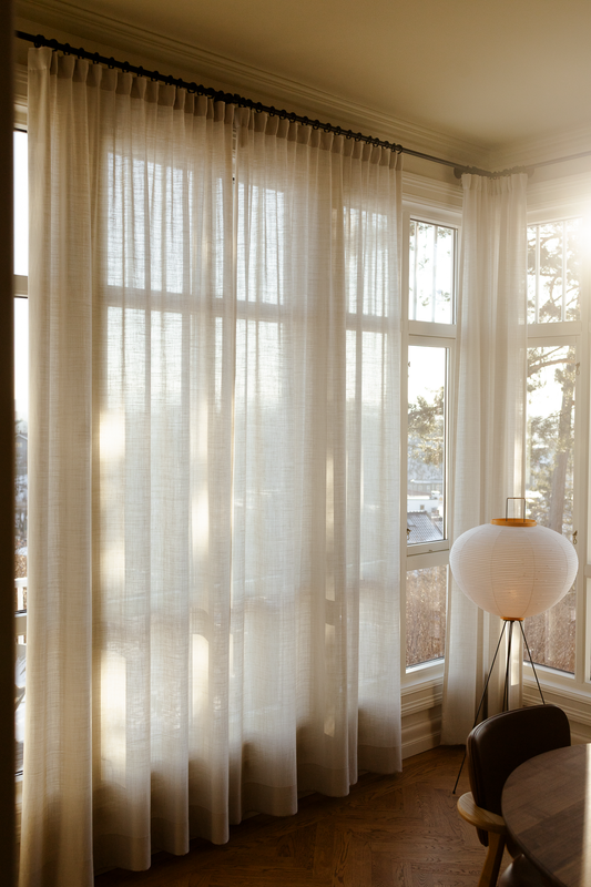 Gardin tynn lin Elegant er som navnet tilsier en tynn, elegant gardin laget av en myk blanding av 50 % lin og 50 % polyester. Den har et naturlig og lett uttrykk som gir rommet en behagelig og rolig atmosfære. Gardinen faller fint og slipper inn et mykt lys og oser av subtil eleganse.