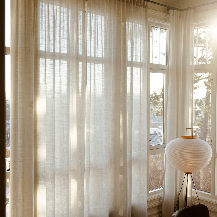 Gardin tynn lin Elegant er som navnet tilsier en tynn, elegant gardin laget av en myk blanding av 50 % lin og 50 % polyester. Den har et naturlig og lett uttrykk som gir rommet en behagelig og rolig atmosfære. Gardinen faller fint og slipper inn et mykt lys og oser av subtil eleganse.