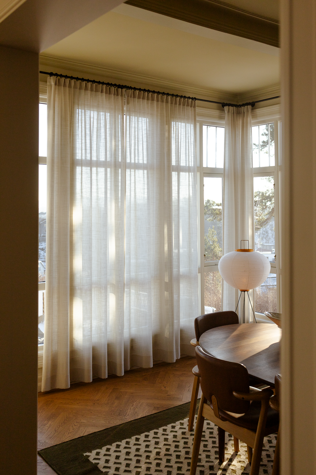 Gardinen tynn lin Elegant fra OsloDeco, hengt opp i gardinstang i spisestue, i fargen Sand 07