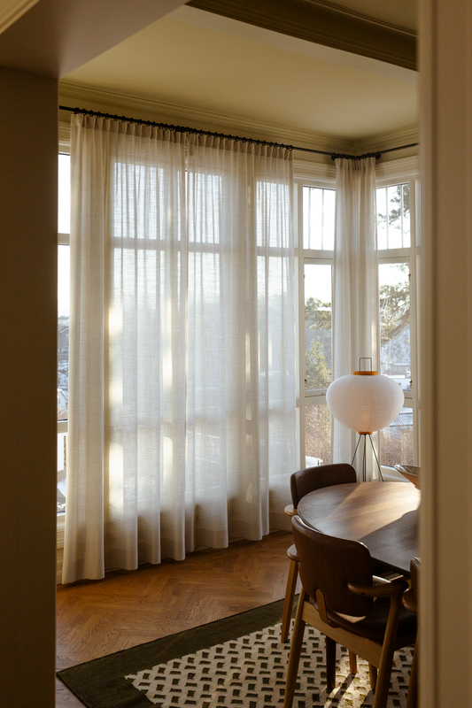 Gardinen tynn lin Elegant fra OsloDeco, hengt opp i gardinstang i spisestue, i fargen Sand 07