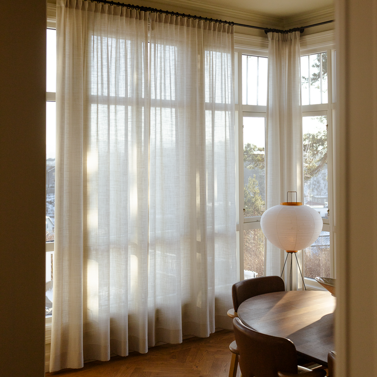 Gardinen tynn lin Elegant fra OsloDeco, hengt opp i gardinstang i spisestue, i fargen Sand 07
