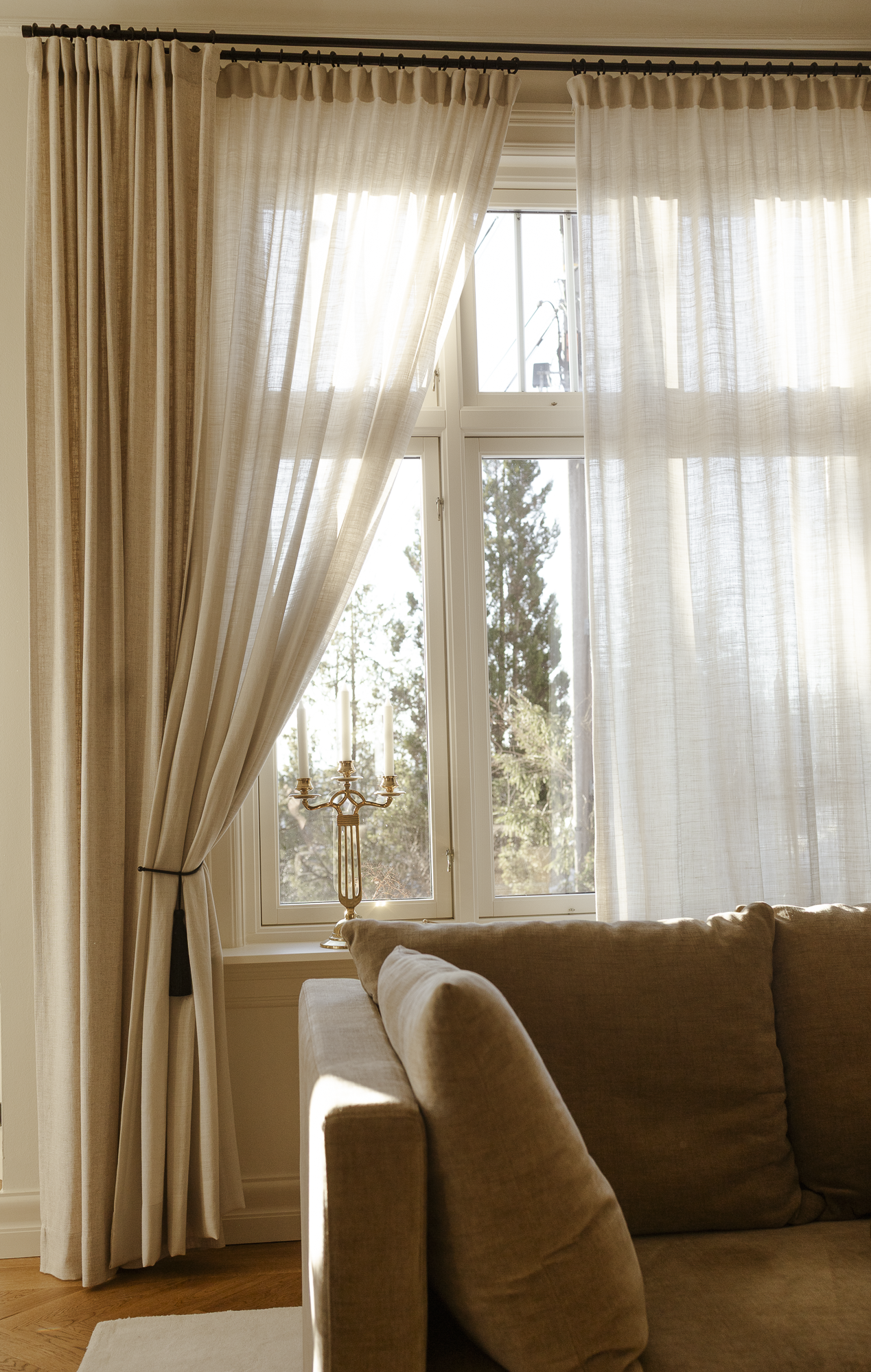 Gardinen tynn lin Elegant fra OsloDeco, hengt opp i dobbel gardinstang i stue