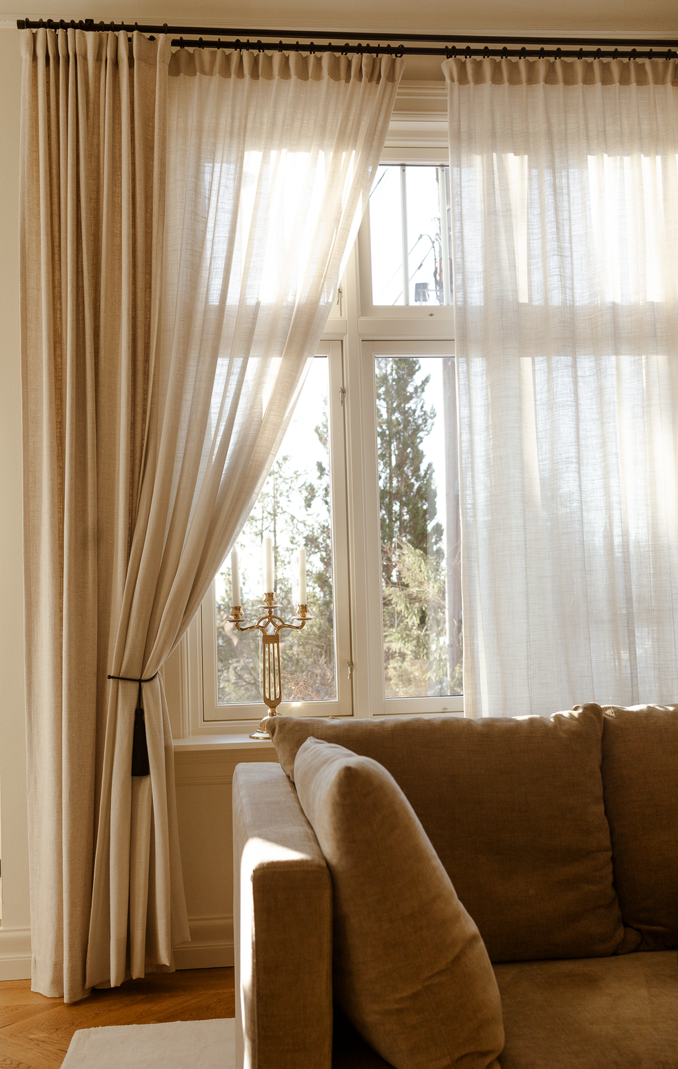 Gardinen tynn lin Elegant fra OsloDeco, hengt opp i dobbel gardinstang i stue