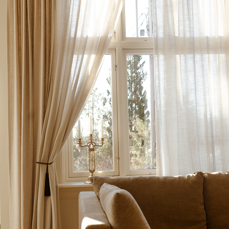 Gardinen tynn lin Elegant fra OsloDeco, hengt opp i dobbel gardinstang i stue