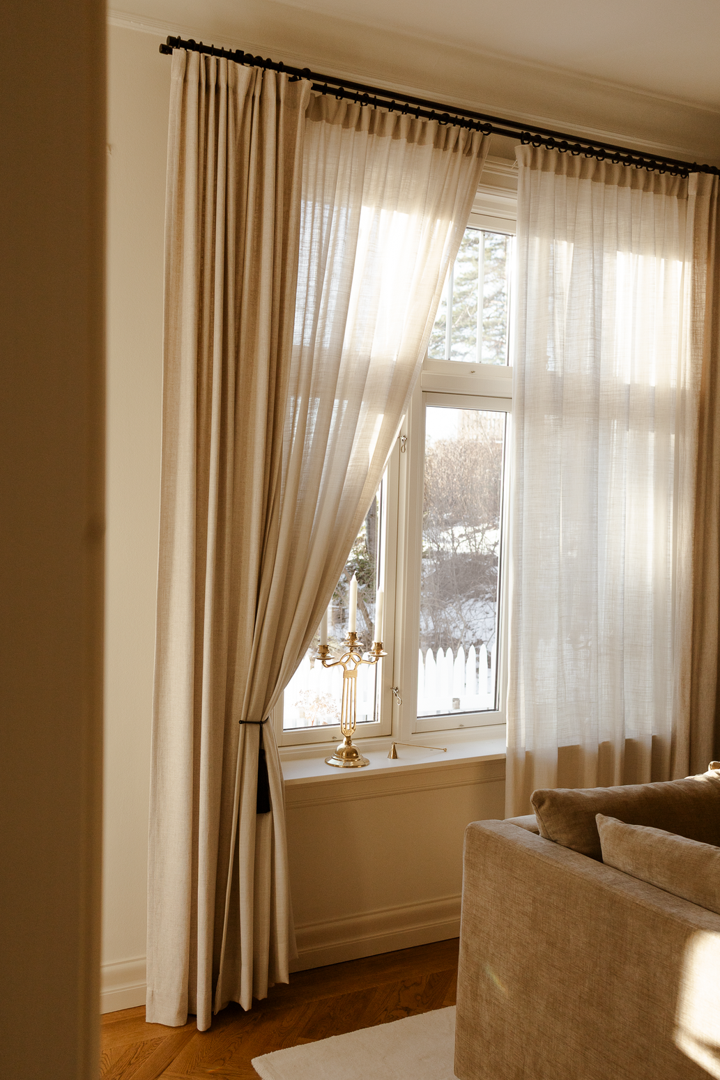 Gardinen tynn lin Elegant fra OsloDeco, hengt opp i dobbel gardinstang i stue