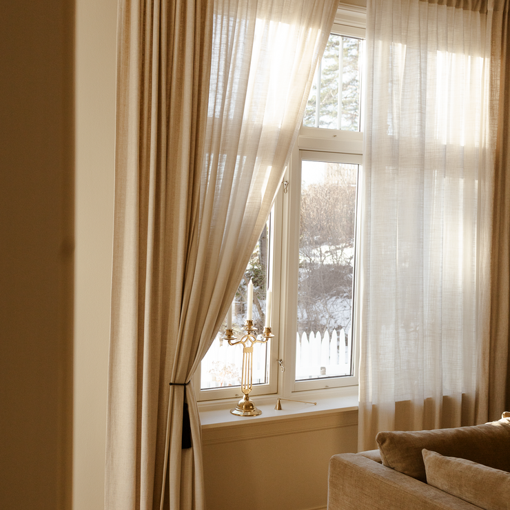 Gardinen tynn lin Elegant fra OsloDeco, hengt opp i dobbel gardinstang i stue