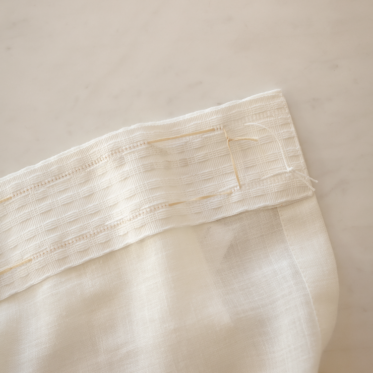 Legg gardinen med vrangsiden opp.