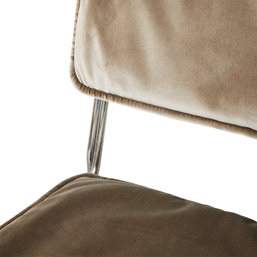 Spisestuestolen Endless Dining Chair fra HK Living med understell i forkrommet stål og polstret sete og rygg i velurtekstilet Velvet Dirty Chai
