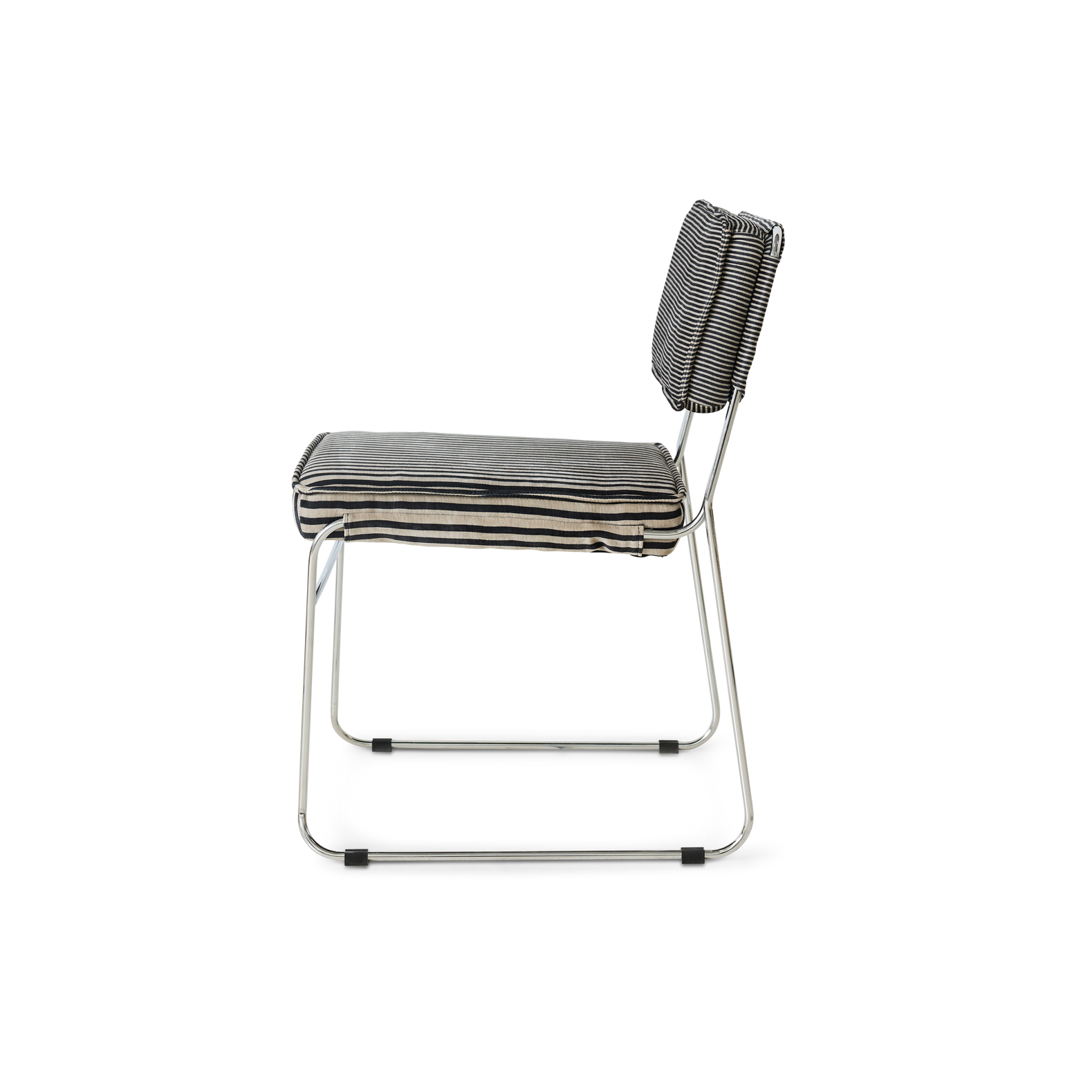 Spisestuestolen Endless Dining Chair fra HK Living med understell i forkrommet stål og polstret sete og rygg i det stripete tekstilet Stripe Monochrome
