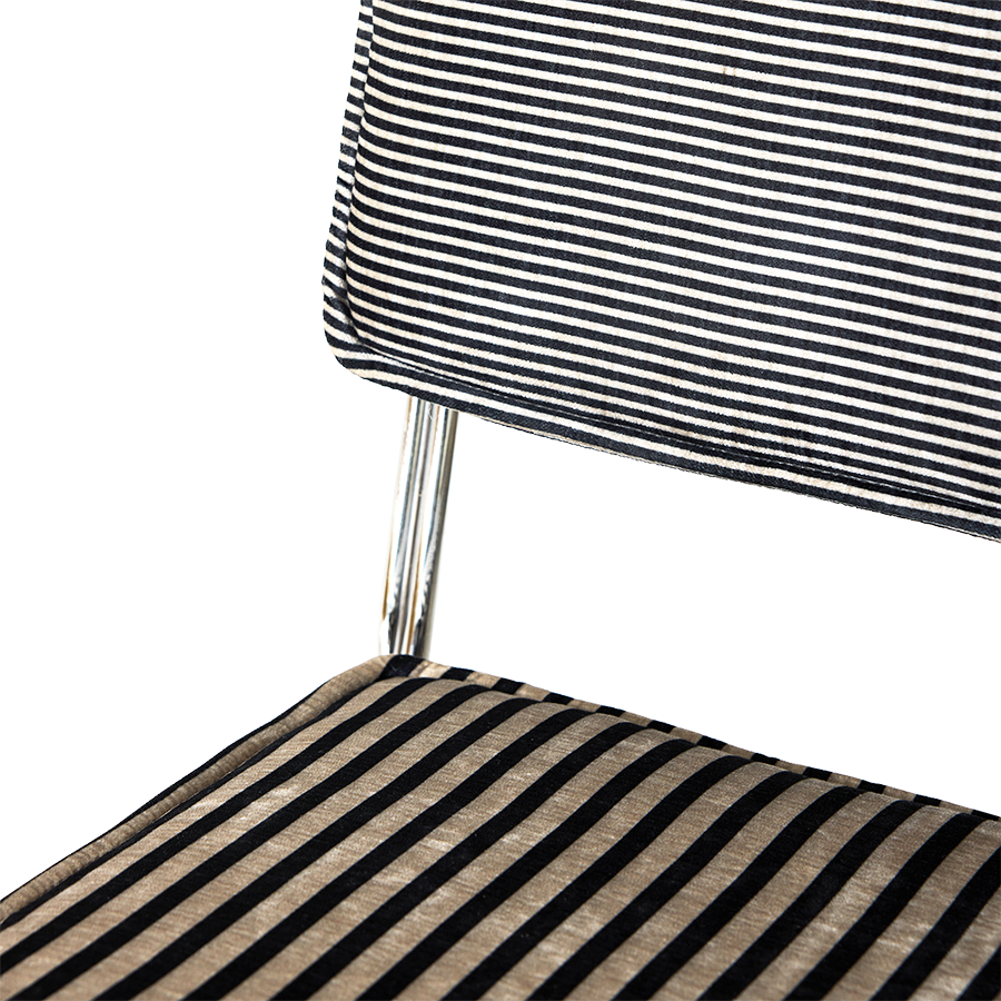Spisestuestolen Endless Dining Chair fra HK Living med understell i forkrommet stål og polstret sete og rygg i det stripete tekstilet Stripe Monochrome