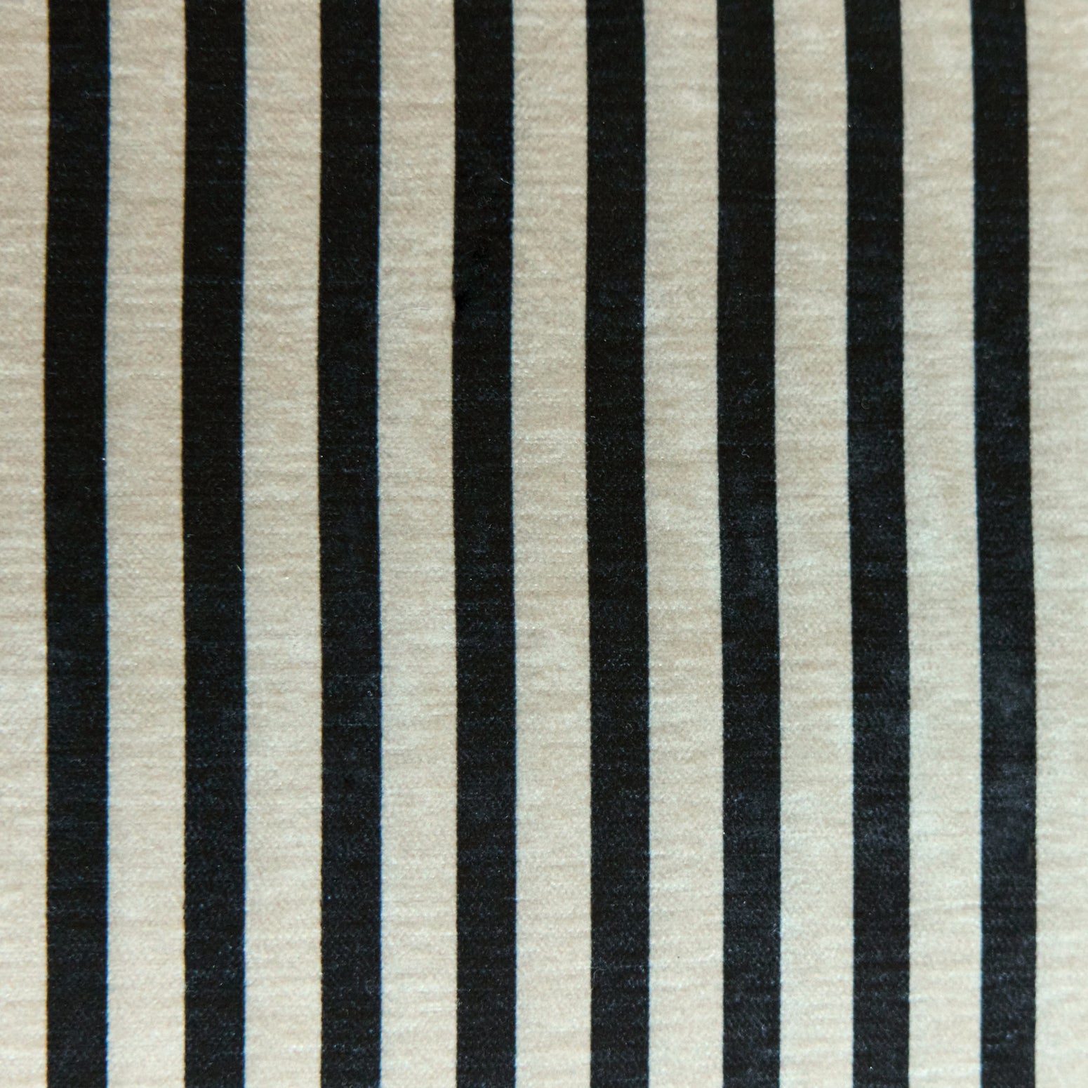 Det stripete tekstilet Stripe Monochrome fra HK Living