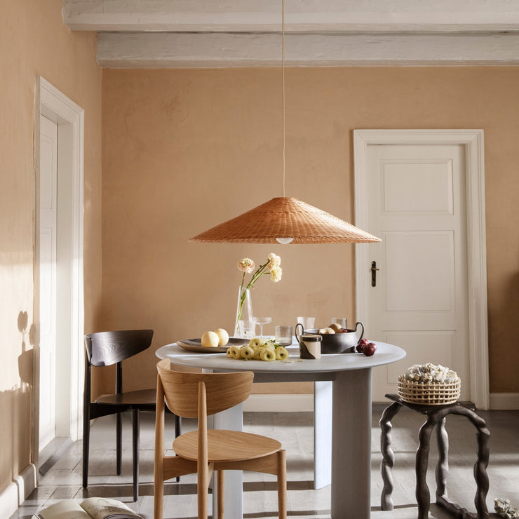 Lampeskjermen Dou er superfin over et spisebord og passer veldig godt inn i hjem der naturmaterialer spiller hovedrollen. 