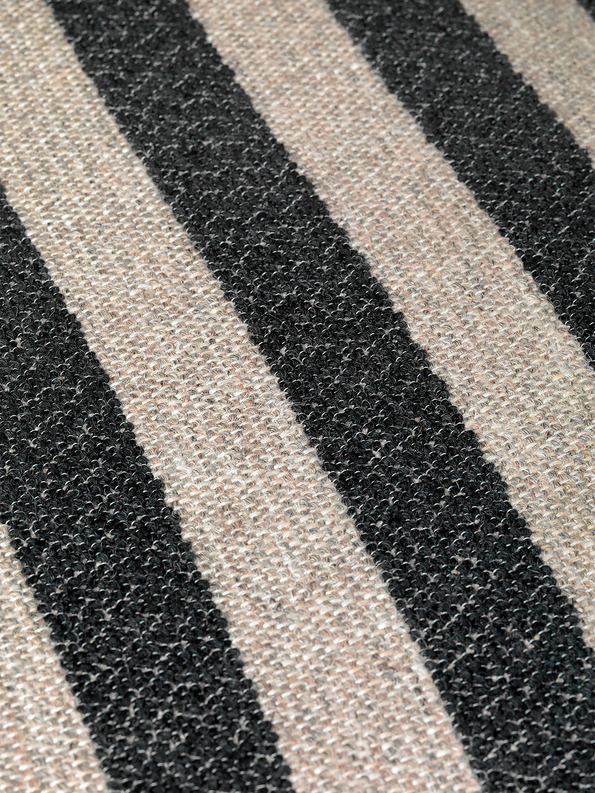 Lenestol Rico Lounge Chair Piccolo i Louisiana - Sand/Black fra Ferm Living. 