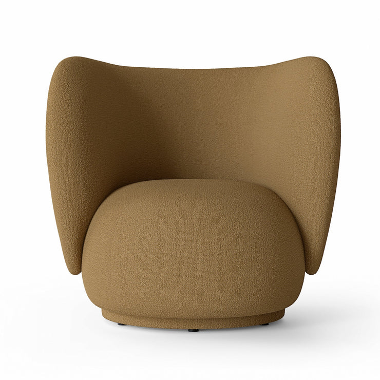 Lenestol Rico Lounge Chair fra Ferm Living i tekstil Wool Bouclé i fargen Sugar Kelp (prisgruppe 4)