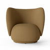 Lenestol Rico Lounge Chair fra Ferm Living i tekstil Wool Bouclé i fargen Sugar Kelp (prisgruppe 4)