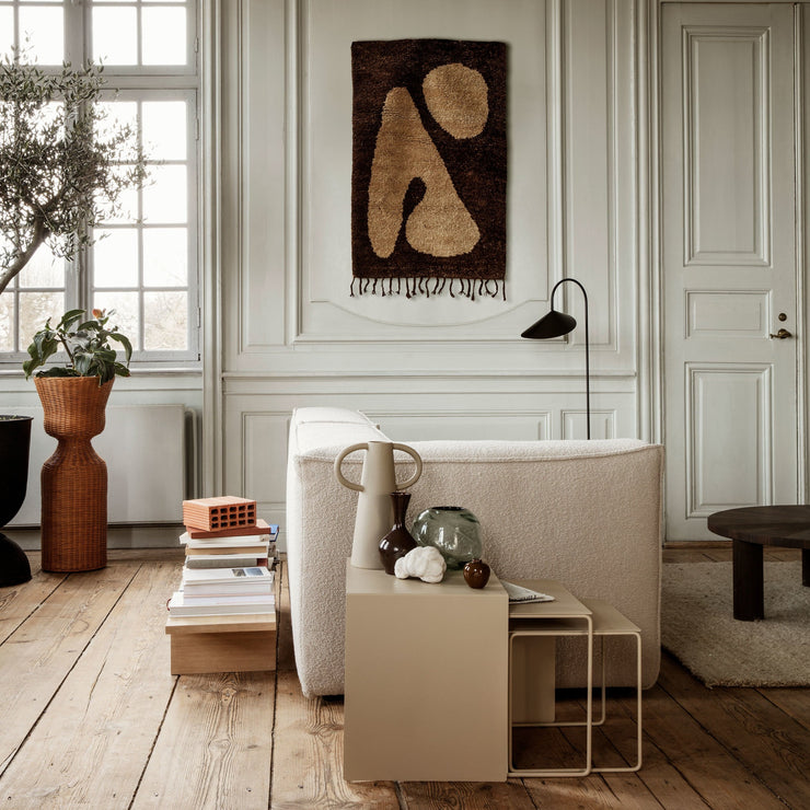 Agnes Plant Stand blir et lite blikkfang i ethvert rom den plasseres i. 