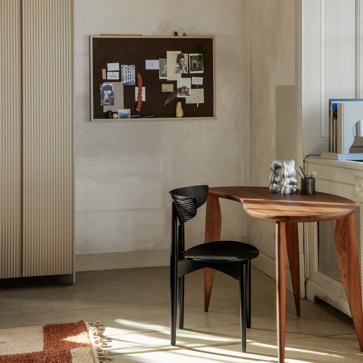 Bena på skrivebordet Feve Desk fra Ferm Living understreker skrivebordets elegante silhuett og balanserer designet på vakkert vis.