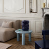 Det runde sofabordet Post Coffee table er inspirert av brutalisme, og kommer i fire fine farger! Den høyglanslakkerte overflaten gir bordet en ekstra kul karakter og vi ser for oss at dette kan passe inn i mange hjem, nesten uavhengig av stil. Her i fargen Ice Blue.