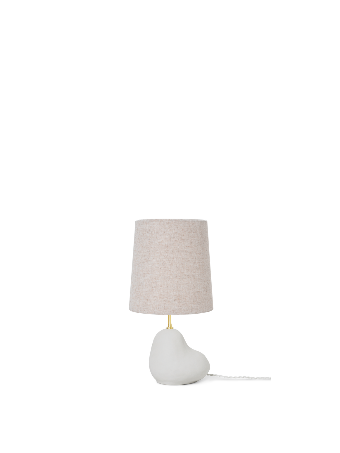 Lampeserien Hebe fra ferm LIVING, puster nytt liv til den klassiske lampen med skjerm. Den har et kunstnerisk og skulpturelt preg. Den feminine basen som er formet for hånd i keramikk, og er laget med inspirasjon fra naturen.
