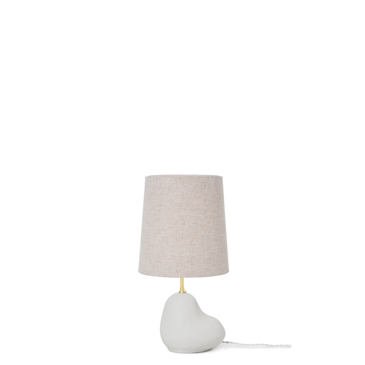 Lampeserien Hebe fra ferm LIVING, puster nytt liv til den klassiske lampen med skjerm. Den har et kunstnerisk og skulpturelt preg. Den feminine basen som er formet for hånd i keramikk, og er laget med inspirasjon fra naturen.