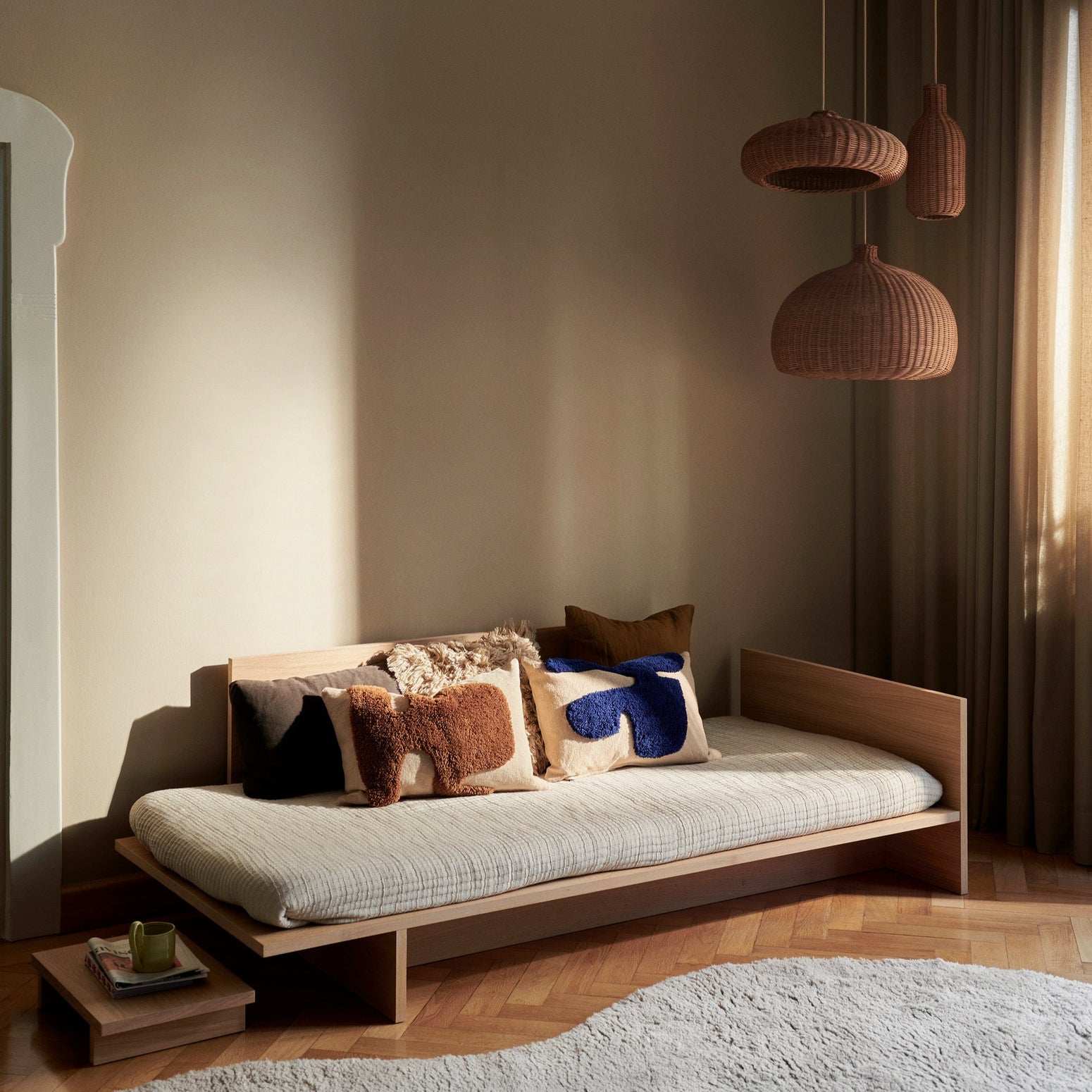 Dagsengen Kona Bed fra Ferm Living i naturfarget utgave.