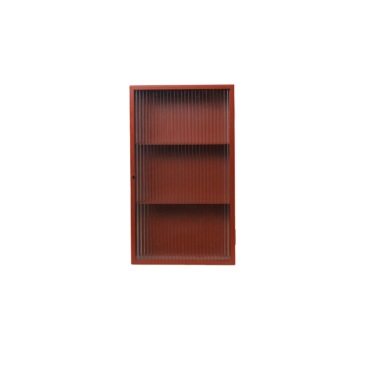 Veggskap Haze Wall Cabinet Rillet Glass fra Ferm Living i oksidert rød / Oxide Red.